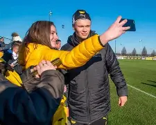 哈兰德在MAD比赛中惊险取胜，挺进下一轮引发热议！(哈兰德球衣号码对照表)